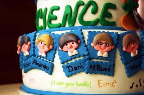 Celebrar un homenaje y una graduación Celebrar un homenaje y una graduación