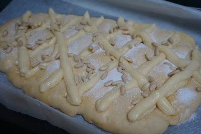 Coca de crema y piñones Coca de crema y piñones