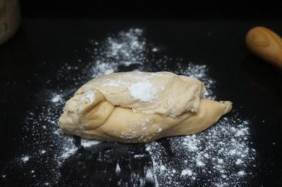 Coca de crema y piñones Coca de crema y piñones