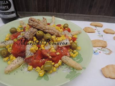 Ensalada de tomate, espárragos blancos, melva, maíz dulce, aceitunas y semillas de amapola. Ensalada de tomate, espárragos blancos, melva, maíz dulce, aceitunas y semillas de amapola.