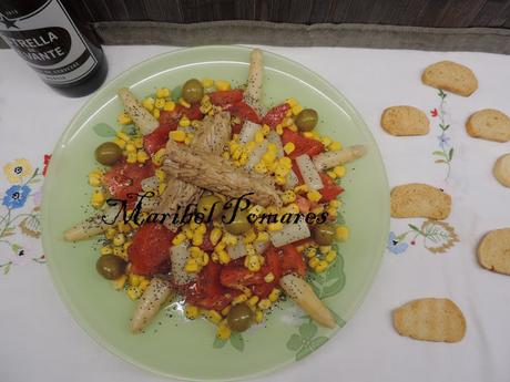 Ensalada de tomate, espárragos blancos, melva, maíz dulce, aceitunas y semillas de amapola. Ensalada de tomate, espárragos blancos, melva, maíz dulce, aceitunas y semillas de amapola.