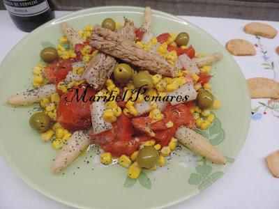 Ensalada de tomate, espárragos blancos, melva, maíz dulce, aceitunas y semillas de amapola. Ensalada de tomate, espárragos blancos, melva, maíz dulce, aceitunas y semillas de amapola.