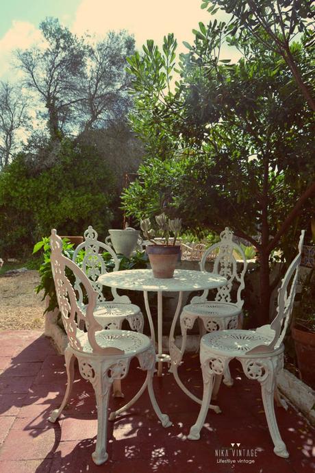 decoracion exteriores, jardin, terraza, patio, antes y despues, ambientacion, mesa y sillas, hierro blanco, ambiente romantico, mobiliario victoriano
