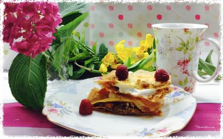 Pastelitos crujientes con nueces, yogur griego y frambuesas Pastelitos crujientes con nueces, yogur griego y frambuesas
