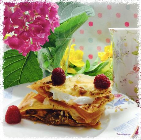 Pastelitos crujientes con nueces, yogur griego y frambuesas Pastelitos crujientes con nueces, yogur griego y frambuesas