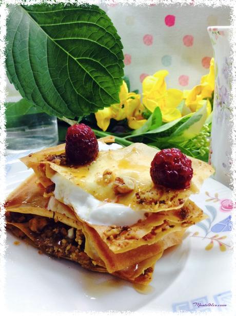 Pastelitos crujientes con nueces, yogur griego y frambuesas Pastelitos crujientes con nueces, yogur griego y frambuesas