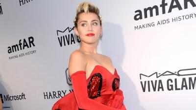 Miley Cyrus honrada en amfAR Inspiration Gala