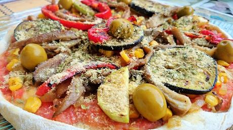 Pizza vegana de espelta con setas ostra, berenjena y pimientos asados Pizza vegana de espelta con setas ostra, berenjena y pimientos asados