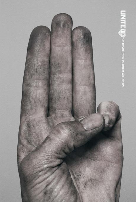 EL SALUDO DE LOS TRES DEDOS DE KATNISS SE CONVIERTE EN SÍMBOLO EN LOS NUEVOS SEIS CARTELES DE CAMPAÑA DE saludo tres dedos katniss convierte símbolo nuevos seis carteles campaña