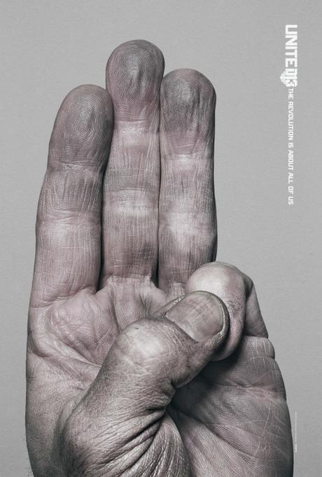 EL SALUDO DE LOS TRES DEDOS DE KATNISS SE CONVIERTE EN SÍMBOLO EN LOS NUEVOS SEIS CARTELES DE CAMPAÑA DE saludo tres dedos katniss convierte símbolo nuevos seis carteles campaña