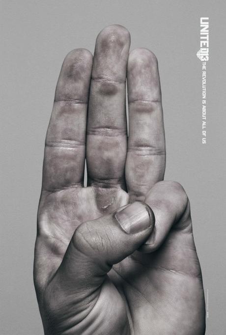 EL SALUDO DE LOS TRES DEDOS DE KATNISS SE CONVIERTE EN SÍMBOLO EN LOS NUEVOS SEIS CARTELES DE CAMPAÑA DE saludo tres dedos katniss convierte símbolo nuevos seis carteles campaña