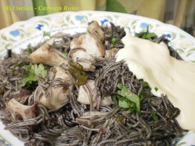 FIDEOS CON JIBIA EN SU TINTA Y ALIOLI DE PERA