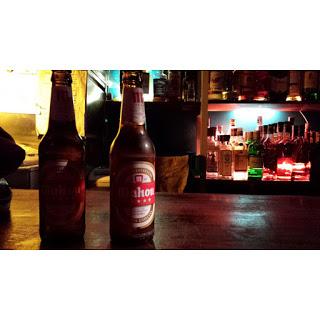 Unas Mahou en Malasaña, Madrid Unas Mahou en Malasaña, Madrid