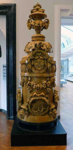 La gran estufa alemana con Geometría del V&A en Londres Estufa VA