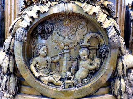 La gran estufa alemana con Geometría del V&A en Londres Estufa VA detalle