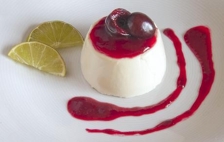 Panna cotta con culis de cereza, lima y ribeiro