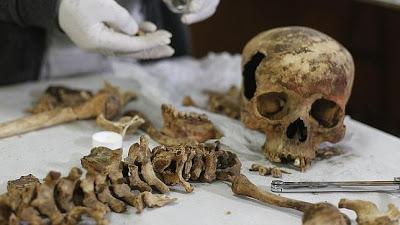 Hallan 63 cuerpos en un mausoleo real preinca en el norte de Perú