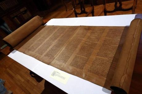 Descubren en Bolonia la que podría ser la Torá manuscrita más antigua del mundo