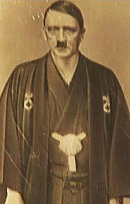 Adolf Hitler ataviado con un Kimono japonés Adolf Hitler ataviado con un Kimono japonés