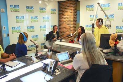 Selena Gomez con Elvis Duran en The Morning Show. Selena Gomez con Elvis Duran en The Morning Show.
