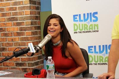 Selena Gomez con Elvis Duran en The Morning Show. Selena Gomez con Elvis Duran en The Morning Show.
