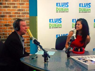 Selena Gomez con Elvis Duran en The Morning Show. Selena Gomez con Elvis Duran en The Morning Show.