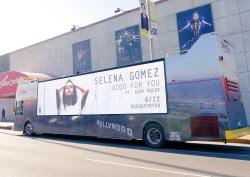 Selena Gomez con Elvis Duran en The Morning Show. Selena Gomez con Elvis Duran en The Morning Show.