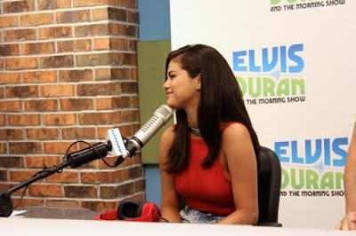 Selena Gomez con Elvis Duran en The Morning Show. Selena Gomez con Elvis Duran en The Morning Show.