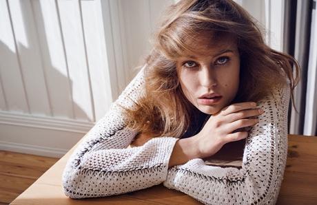 Nadja Bender luce toda de blanco para Vogue España Nadja Bender luce toda de blanco para Vogue España