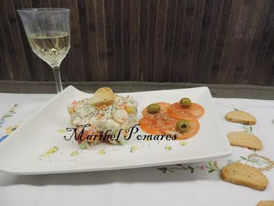 Ensalada de arroz blanco con tomate, pimientos, palitos surimi, zanahoria, alpicoz, queso y salsa yogur finas hierbas. Ensalada de arroz blanco con tomate, pimientos, palitos surimi, zanahoria, alpicoz, queso y salsa yogur finas hierbas.