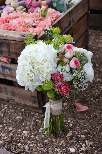 Ramo de novia con hortensias - Foto: Flores en el columpio