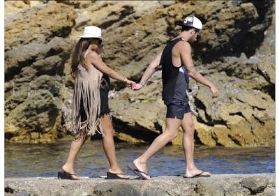 Fábregas y Daniella Seeman embarazadísimos en Ibiza