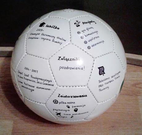 Chico busca empleo en un club de fútbol soccer y envía su currículum en un balón Chico busca empleo en un club de fútbol soccer y envía su currículum en un balón