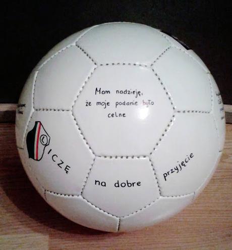 Chico busca empleo en un club de fútbol soccer y envía su currículum en un balón Chico busca empleo en un club de fútbol soccer y envía su currículum en un balón