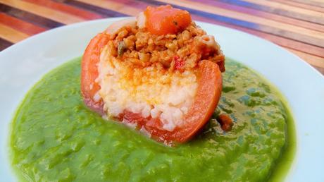Tomates rellenos de arroz y soja texturizada con crema de guisantes Tomates rellenos de arroz y soja texturizada con crema de guisantes