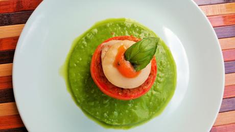 Tomates rellenos de arroz y soja texturizada con crema de guisantes Tomates rellenos de arroz y soja texturizada con crema de guisantes