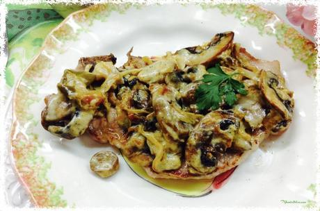 Chuletas de lomo en salsa con champiñones y pimienta Chuletas de lomo en salsa con champiñones y pimienta