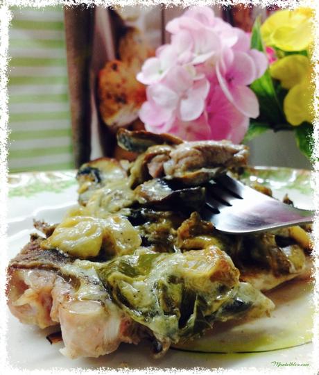 Chuletas de lomo en salsa con champiñones y pimienta Chuletas de lomo en salsa con champiñones y pimienta