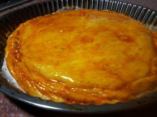 Empanada de atún con tomate (masa casera).