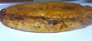 Empanada de atún con tomate (masa casera).