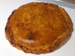 Empanada de atún con tomate (masa casera).