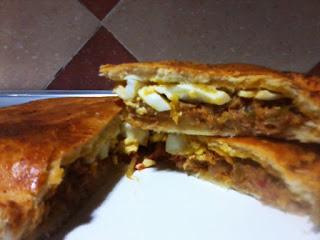 Empanada de atún con tomate (masa casera).