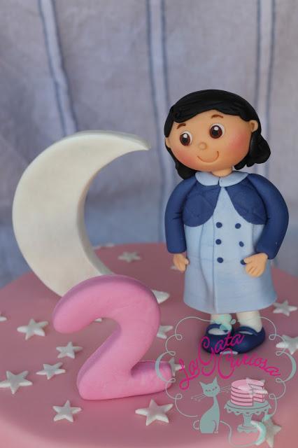 TARTA FONDANT NIÑA CON LUNA PARA CLAUDIA TARTA FONDANT NIÑA CON LUNA PARA CLAUDIA