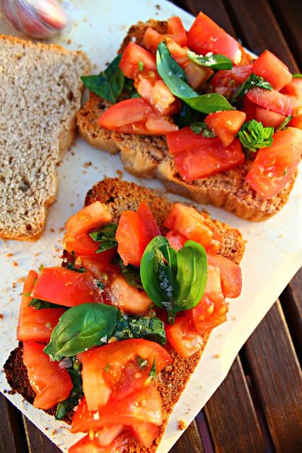 Bruschetta de tomate y albahaca Bruschetta de tomate y albahaca