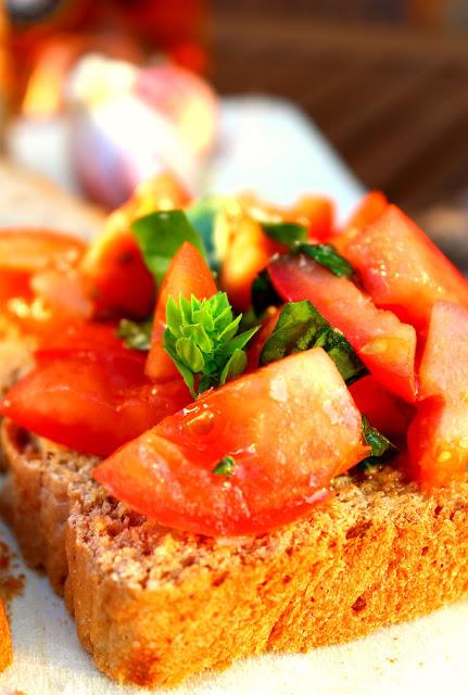 Bruschetta de tomate y albahaca Bruschetta de tomate y albahaca