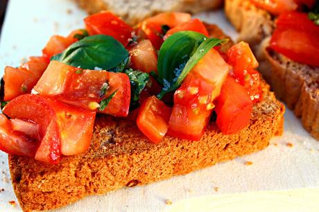 Bruschetta de tomate y albahaca Bruschetta de tomate y albahaca