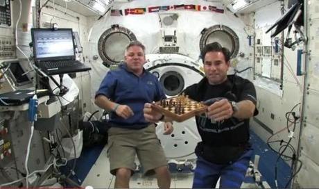 Astronautas del transbordador juegan al ajedrez en el espacio