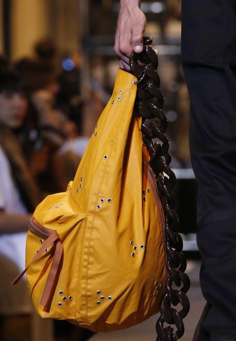 Raf Simons feminiza al hombre y lo encadena a bolsos Raf Simons feminiza al hombre y lo encadena a bolsos