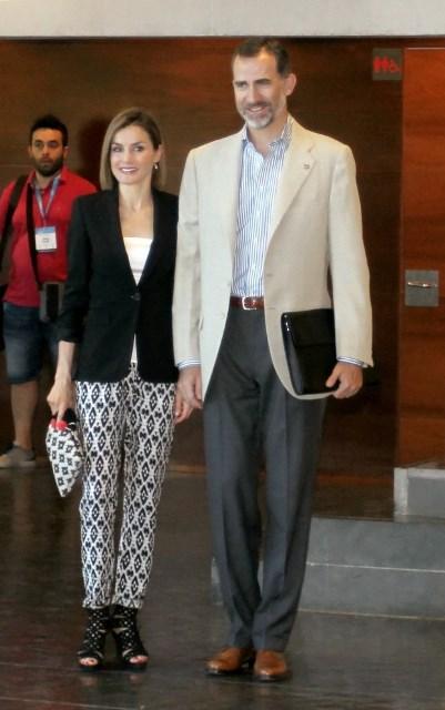 Dña. Letizia en Girona, del esmoquin al garrafal look con pantalón pijama