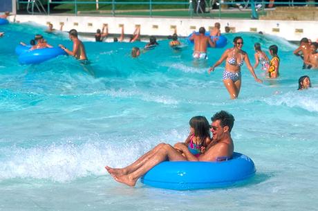 Salvavidas salva a niño que se estaba ahogando en una piscina de olas